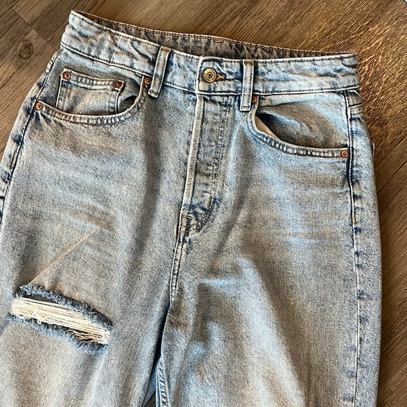 H&M high rise straight leg Jean light wash size 4 - Picture 3 of 4